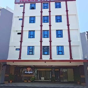Capital O 90897 Island City Hotel